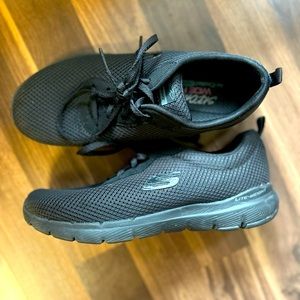 Sketchers Black Runners Women’s Sz 7